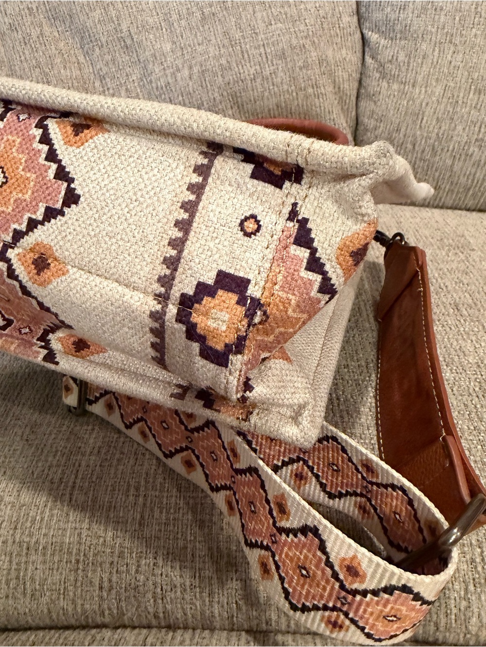 Wrangler Aztec Patterned Canvas Crossbody Bag in Cream and Tan - Picture 10 of 12